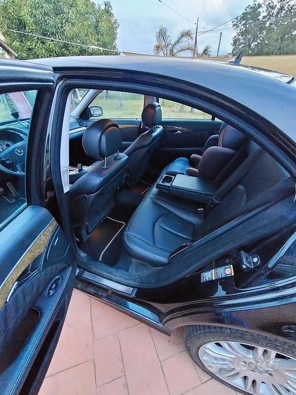 Begagnad Mercedes E320 Avantgarde 224 HK (164 kW) 2006 Svart Sedan