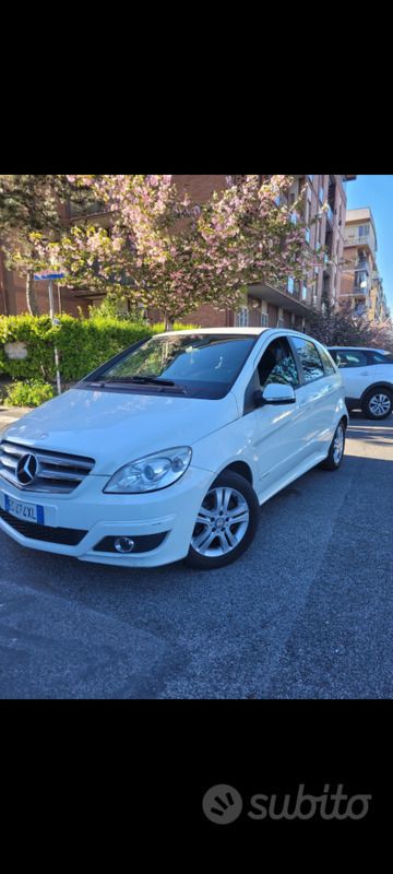 Bianco Usata 2011 Mercedes B180 Monovolume | 3800 € (Buon prezzo) - Immagine 1/4
