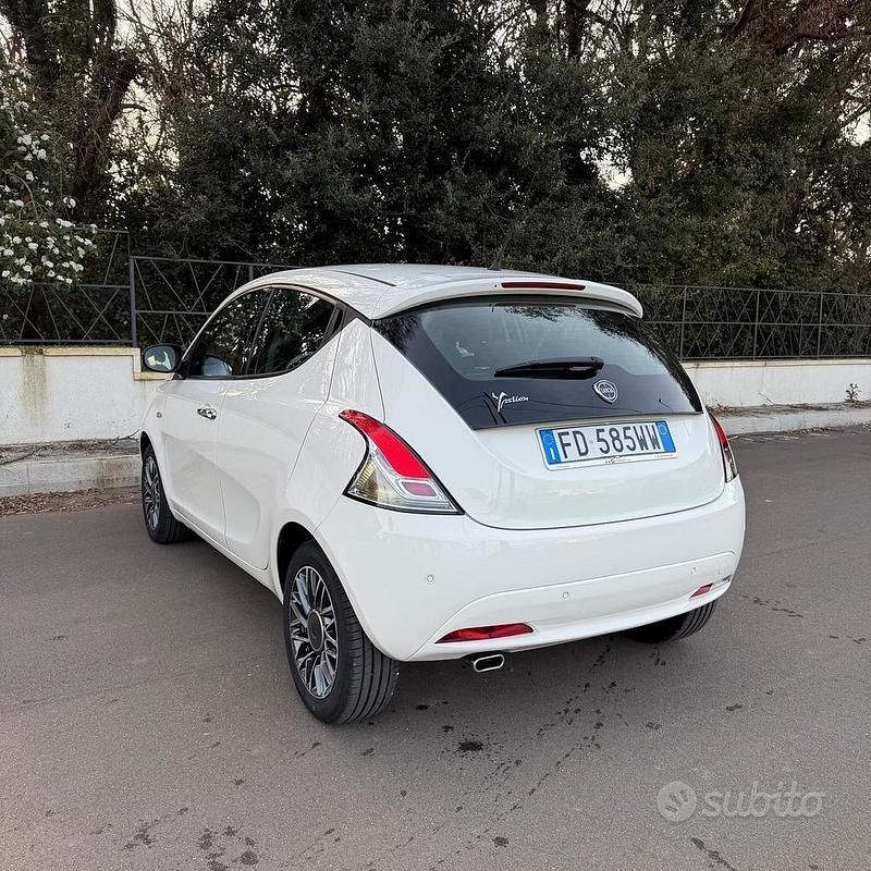 Usata Lancia Ypsilon Gold 69 CV (50 kW) 2016 Bianco Utilitaria