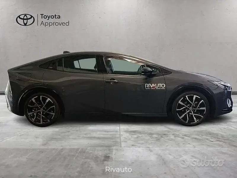 Usata Toyota Prius Plug-in Hybrid Lounge 223 CV (164 kW) 2025 Grigio Utilitaria