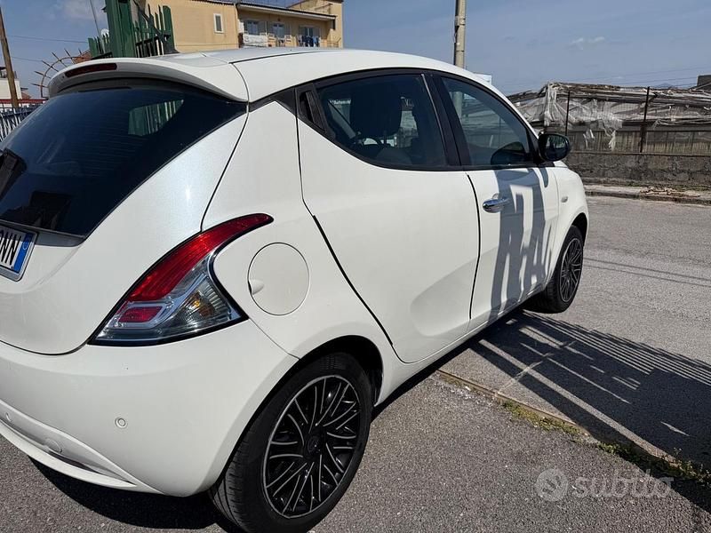 Usata Lancia Ypsilon Gold 69 CV (50 kW) 2020 Bianco Utilitaria