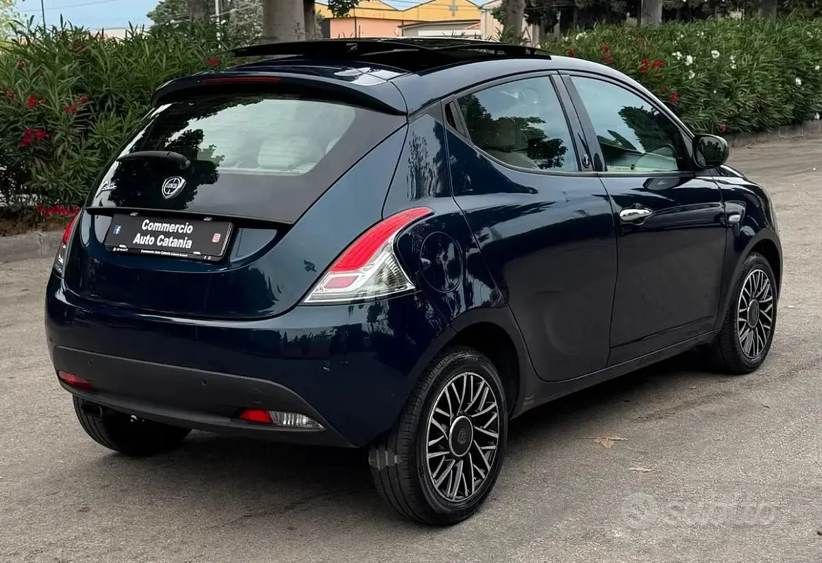 Usata Lancia Ypsilon 69 CV (50 kW) 2015 Bluazzurro Utilitaria