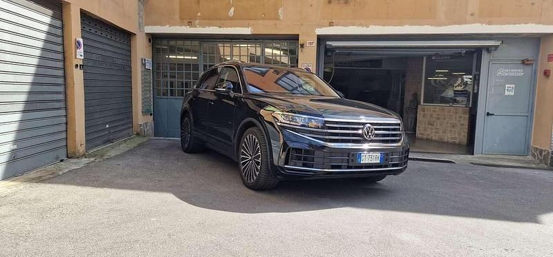 Usata VW Touareg R 340 CV (250 kW) 2024 Nero SUV