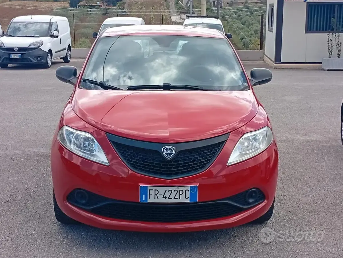 Usata Lancia Ypsilon Gold 69 CV (50 kW) 2018 Rosso Utilitaria
