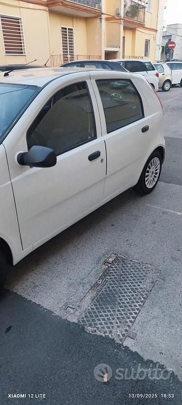 Usata Fiat Punto 77 CV (56 kW) 2010 Bianco Utilitaria