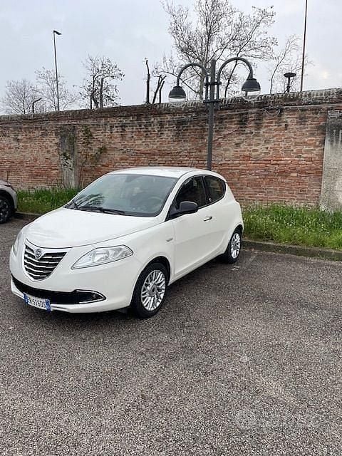 Usata Lancia Ypsilon Silver 69 CV (50 kW) 2013 Bianco Utilitaria