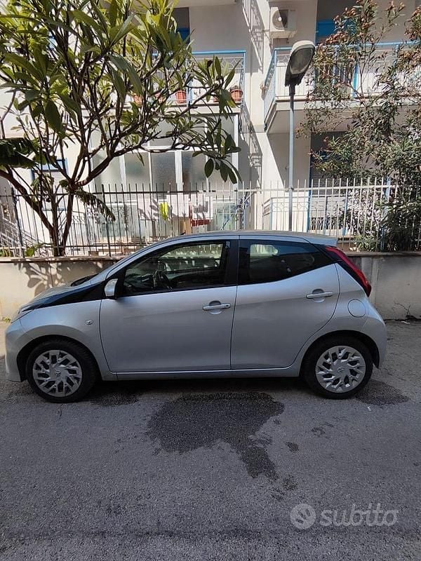 Usata Toyota Aygo Business Edition 72 CV (52 kW) 2019 Grigio Utilitaria