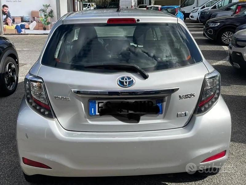 Grigio Usata 2013 Toyota Yaris Due volumi | 7000 € - Immagine 1/4