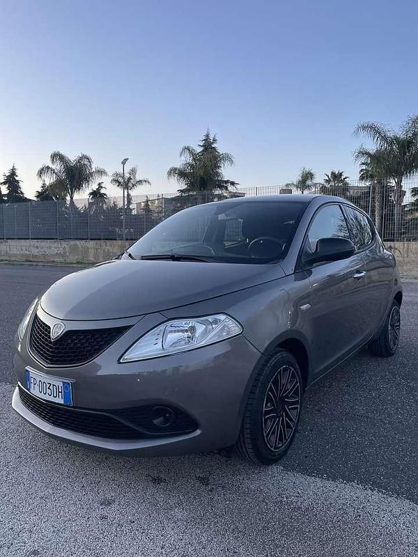 Usata Lancia Ypsilon Platinum 69 CV (50 kW) 2018 Grigio Utilitaria