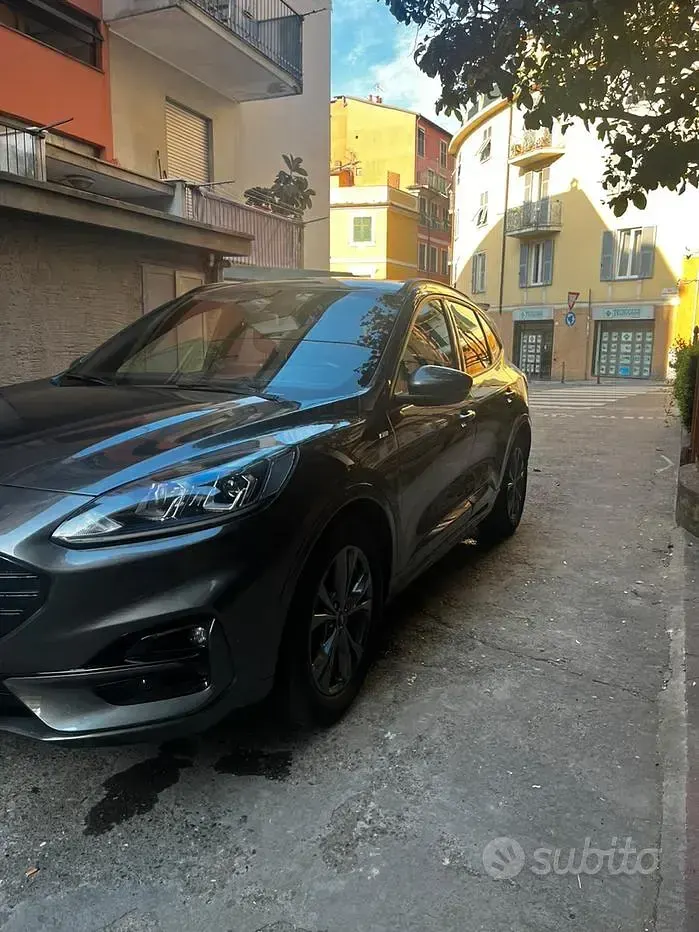 Usata Ford Kuga 120 CV (88 kW) 2022 Grigio SUV