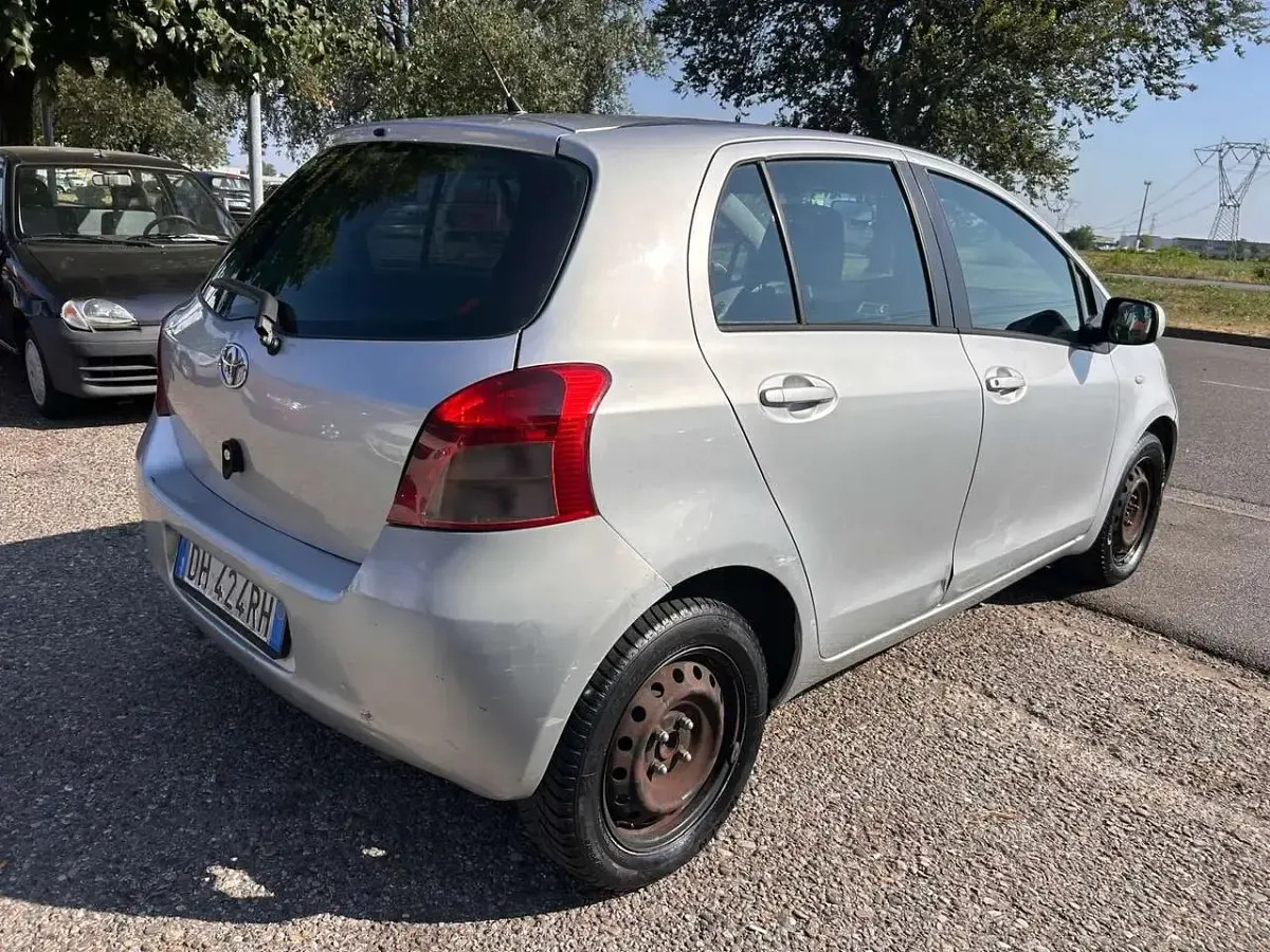 Usata Toyota Yaris Sol 87 CV (63 kW) 2007 Grigio Utilitaria