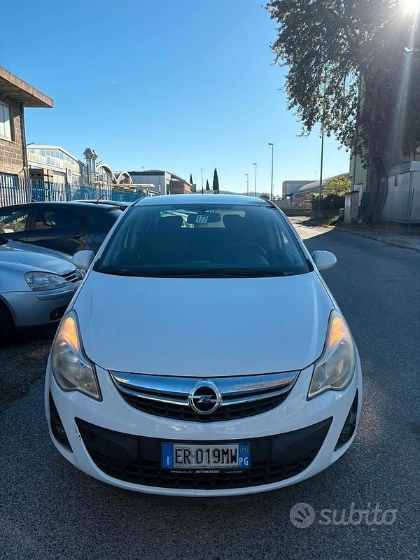 Bianco Usata 2013 Opel Corsa Edition Tre volumi | 3600 € (Buon prezzo) - Immagine 1/4