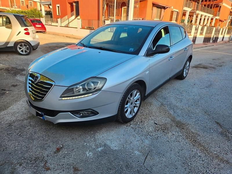 Usata Lancia Delta Gold 119 CV (87 kW) 2013 Argento Utilitaria