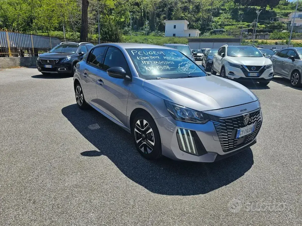 Usata Peugeot 208 Allure 101 CV (74 kW) 2025 Grigio Utilitaria