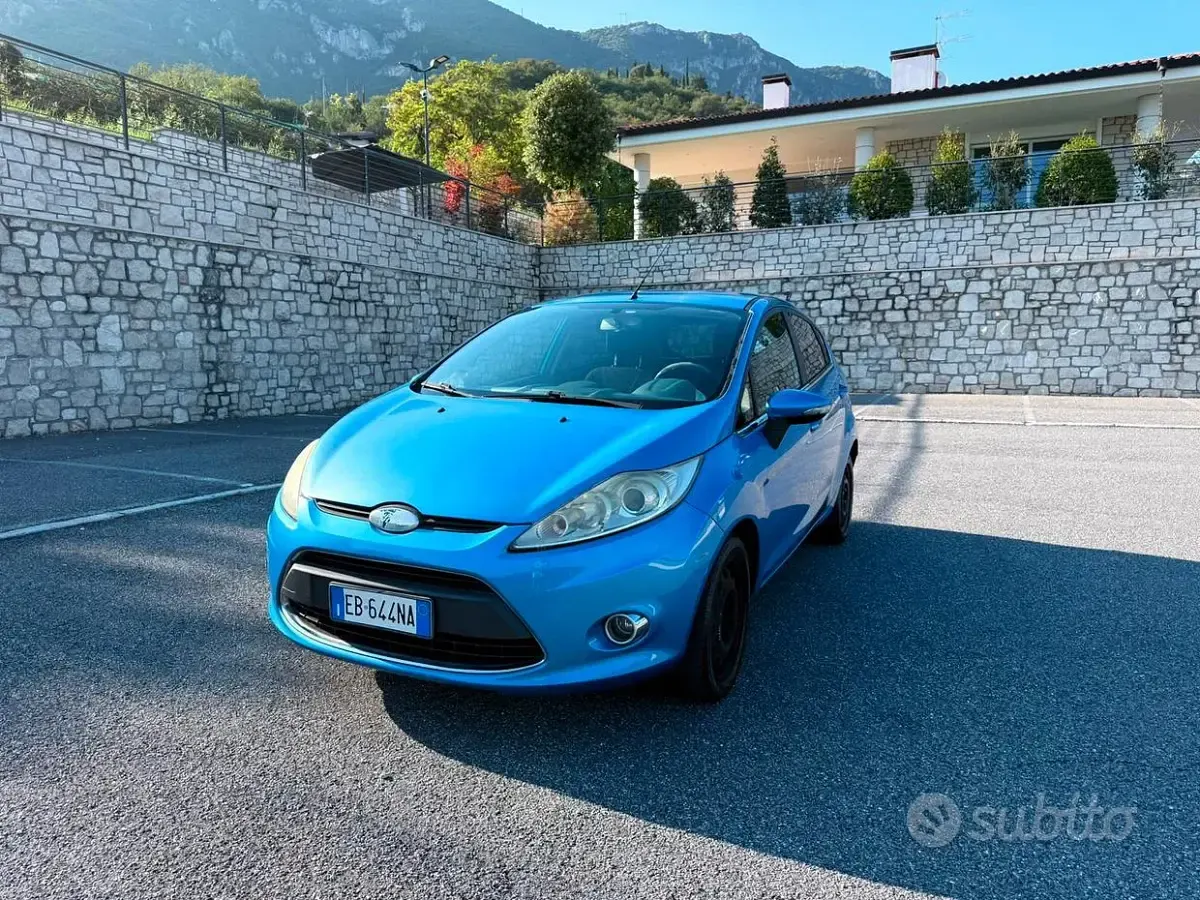 Usata Ford Fiesta Titanium 97 CV (71 kW) 2011 Bluazzurro Berlina