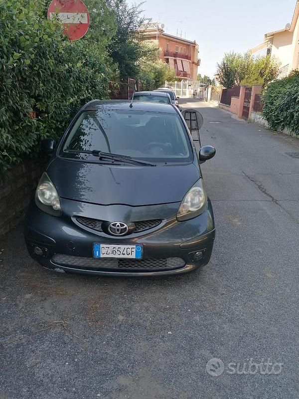 Usata Toyota Aygo 68 CV (50 kW) 2005 Grigio Utilitaria