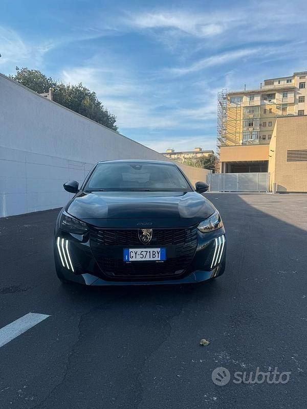 Usata Peugeot 208 GT 101 CV (74 kW) 2025 Nero Utilitaria