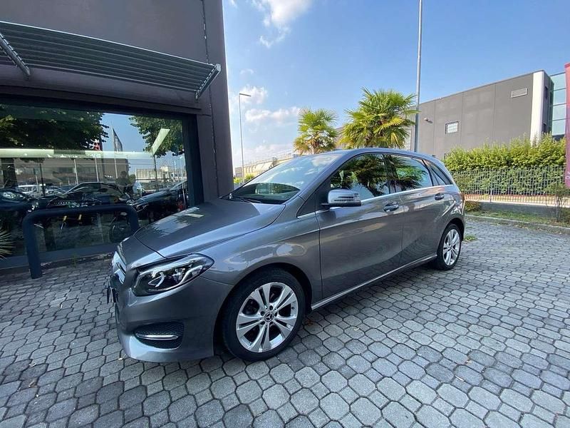 Grigio Usata 2018 Mercedes B180 Business Monovolume | 14.999 € (Molto cara) - Immagine 1/4