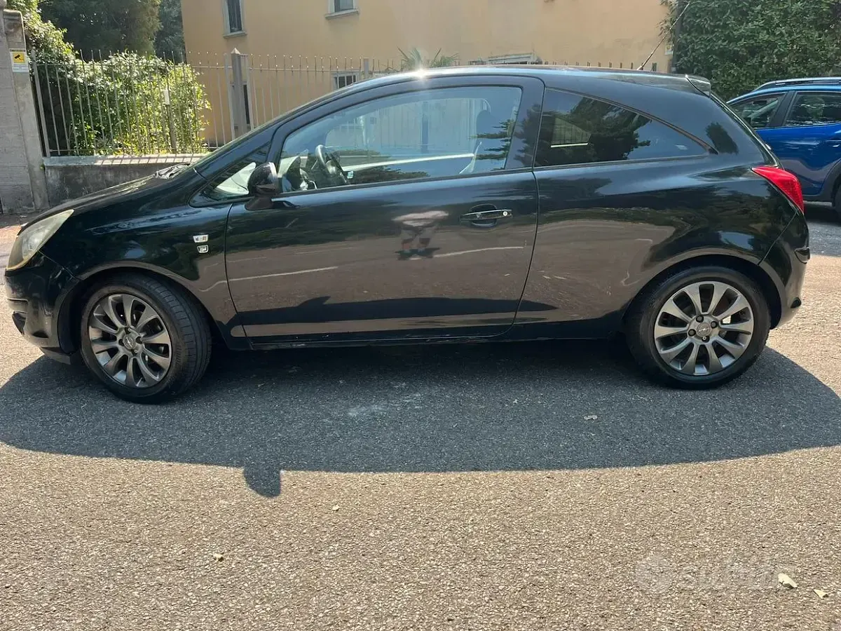 Usata Opel Corsa 86 CV (63 kW) 2010 Nero Utilitaria