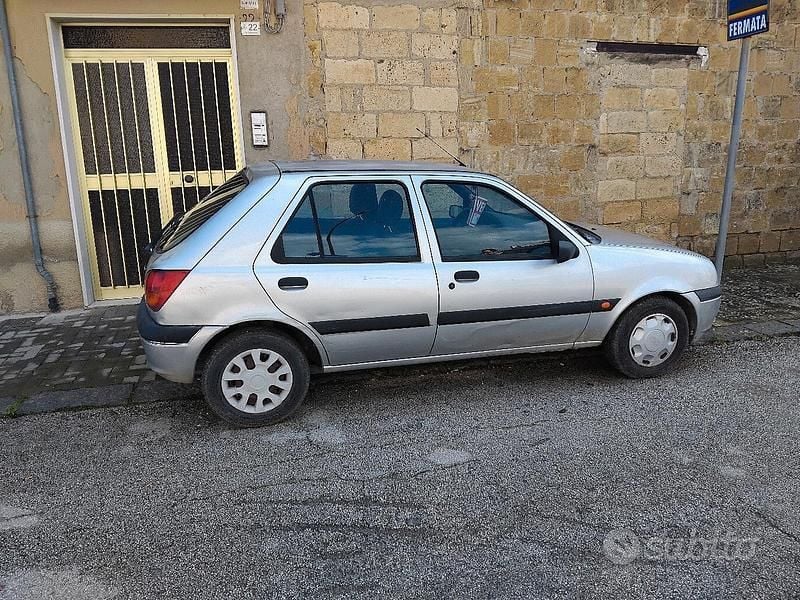 Usata Ford Fiesta 75 CV (55 kW) 2000 Grigio Utilitaria
