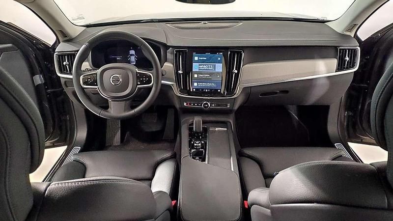 Usata Volvo S90 Plus 235 CV (172 kW) 2025 Platinum grey metallizzato Berlina