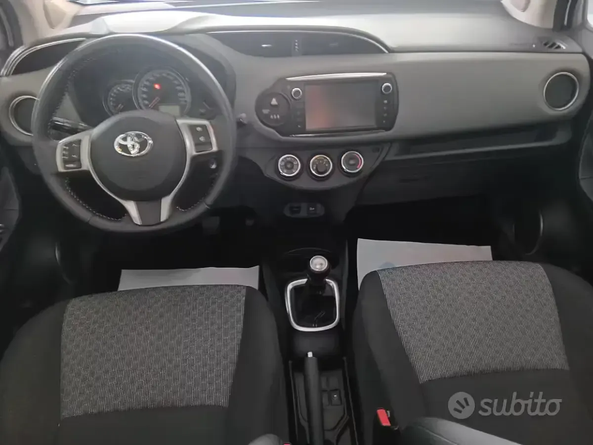 Usata Toyota Yaris Active 69 CV (50 kW) 2015 Bianco Utilitaria