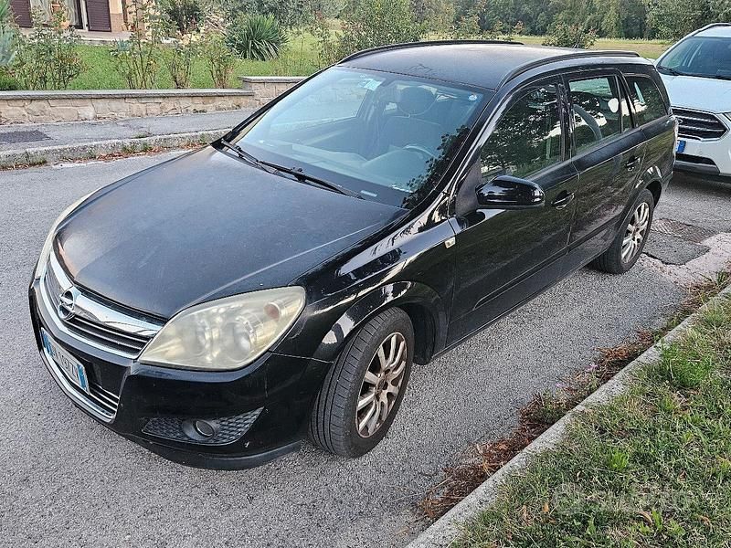 Nero Usata 2009 Opel Astra Tre volumi | 2300 € (Buon prezzo) - Immagine 1/4
