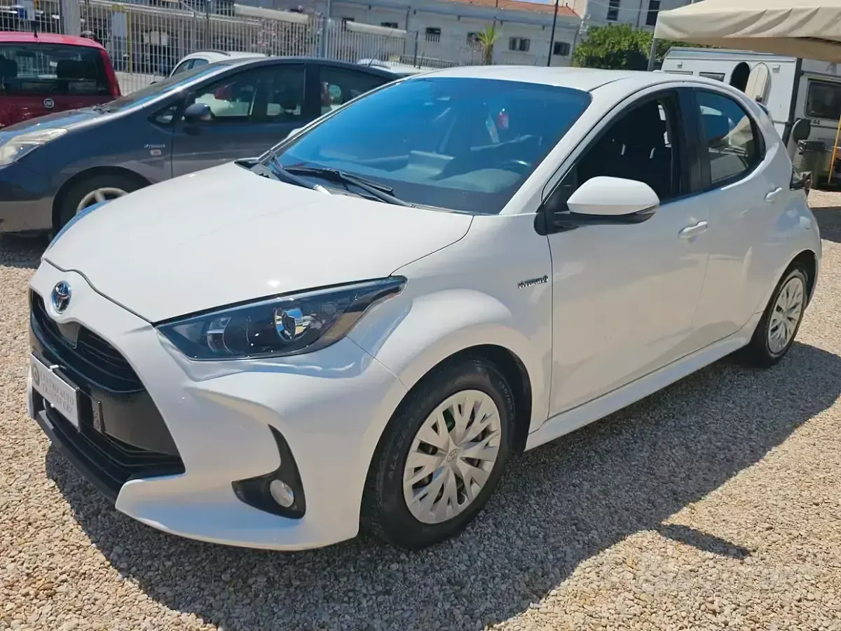 Usata Toyota Yaris Hybrid Business Edition 92 CV (67 kW) 2021 Bianco Berlina