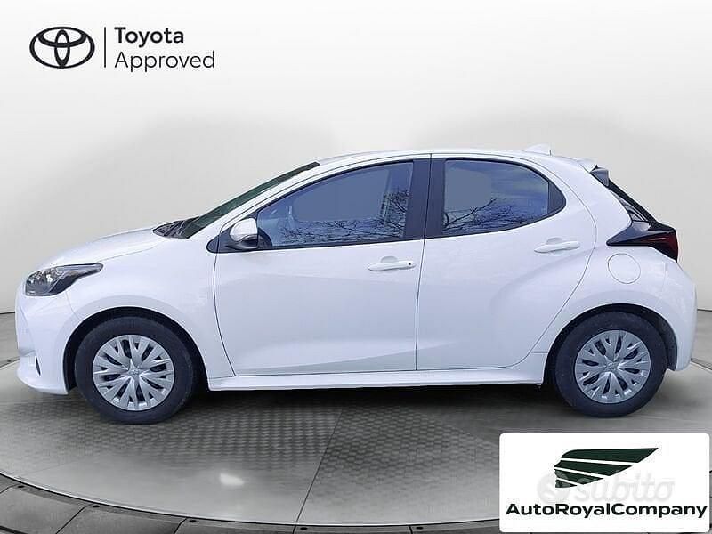 Gebraucht Toyota Yaris Hybrid Active 116 PS (85 kW) 2022 Weiß Limousine