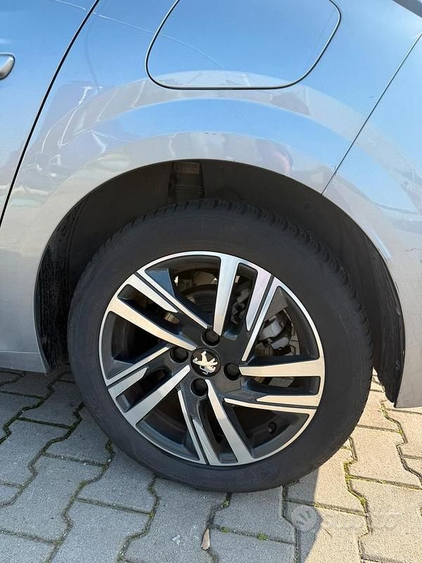 Usata Peugeot 208 Allure 101 CV (74 kW) 2022 Grigio Utilitaria