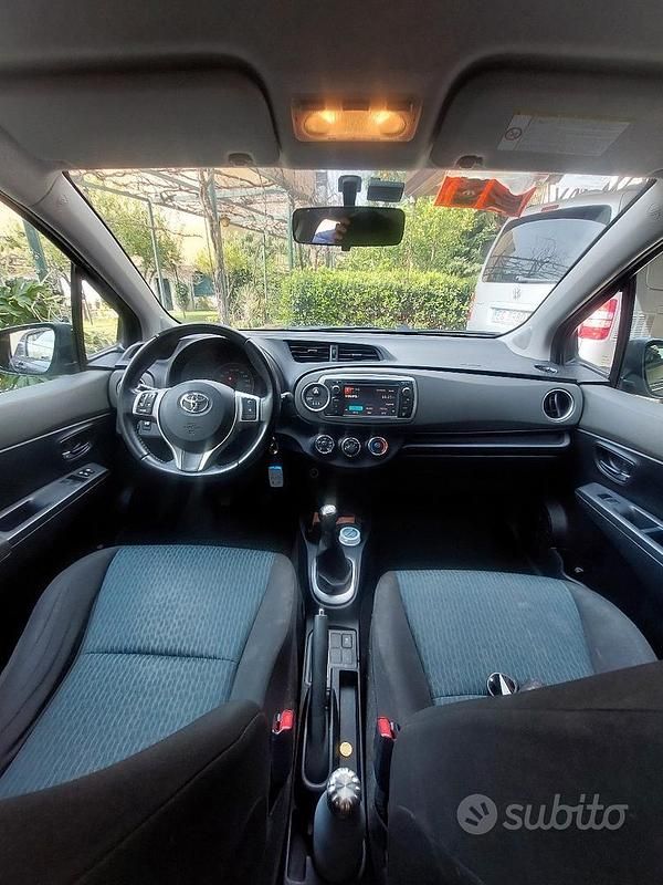 Usata Toyota Yaris Active 69 CV (50 kW) 2011 Grigio Berlina