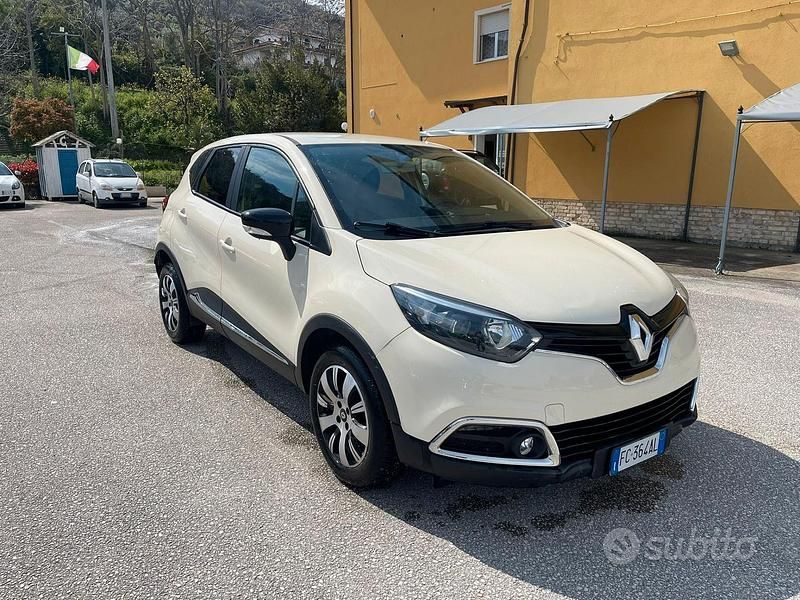 Usata Renault Captur Zen 90 CV (66 kW) 2016 Beige SUV