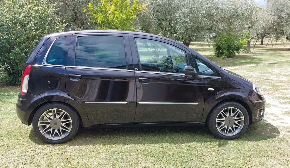 Usata Lancia Musa 95 CV (69 kW) 2011 Nero Monovolume