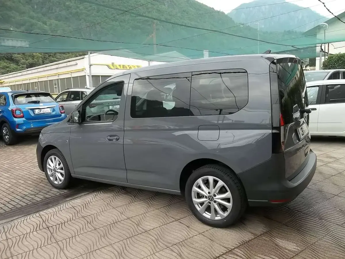 Usata VW Caddy 102 CV (75 kW) 2023 Pastello Monovolume