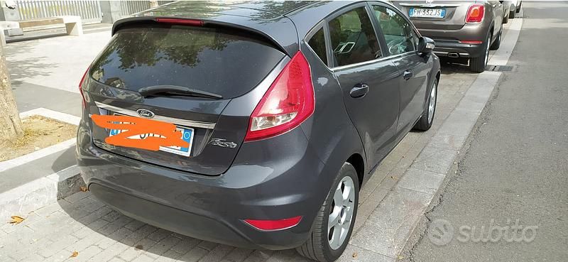 Begagnad Ford Fiesta Titanium 70 HK (51 kW) 2010 Grå Halvkombi
