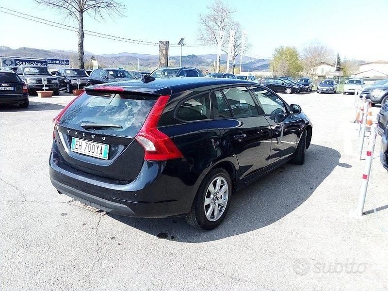Usata Volvo V60 Momentum 163 CV (119 kW) 2011 Nero Station wagon