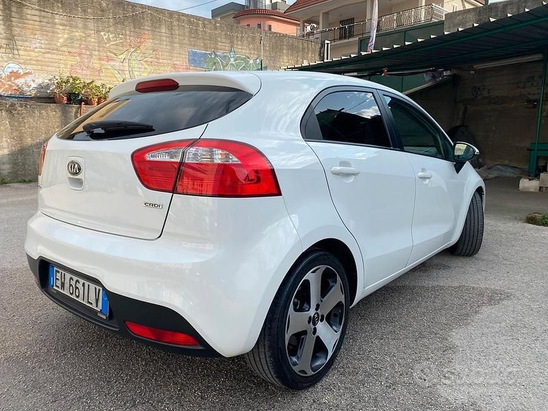 Usata Kia Rio 75 CV (55 kW) 2014 Bianco Berlina