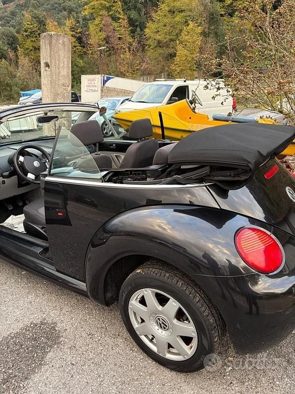 Usata VW Beetle Cabriolet 101 CV (74 kW) 2005 Nero Cabrio