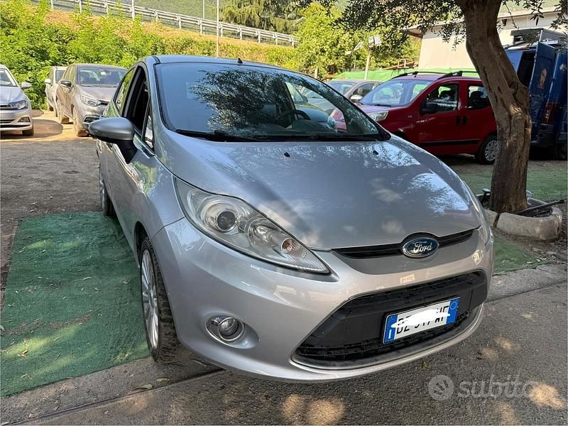 Usata Ford Fiesta Titanium 92 CV (67 kW) 2009 Grigio Utilitaria
