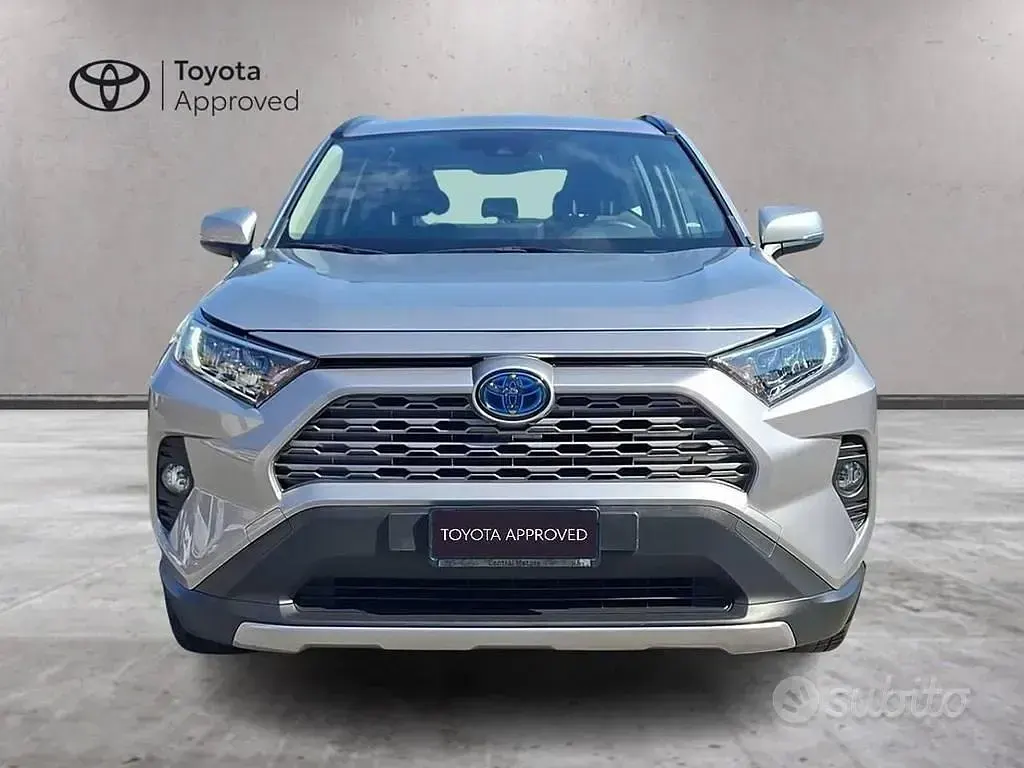 Usata Toyota RAV4 Hybrid Active 222 CV (163 kW) 2021 Argento SUV