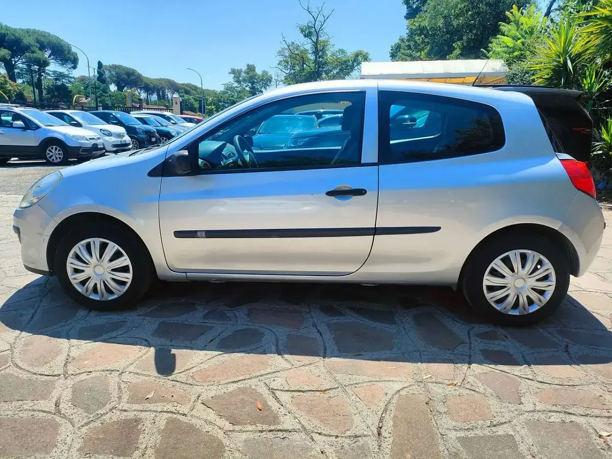 Usata Renault Clio III 75 CV (55 kW) 2006 Argento Berlina