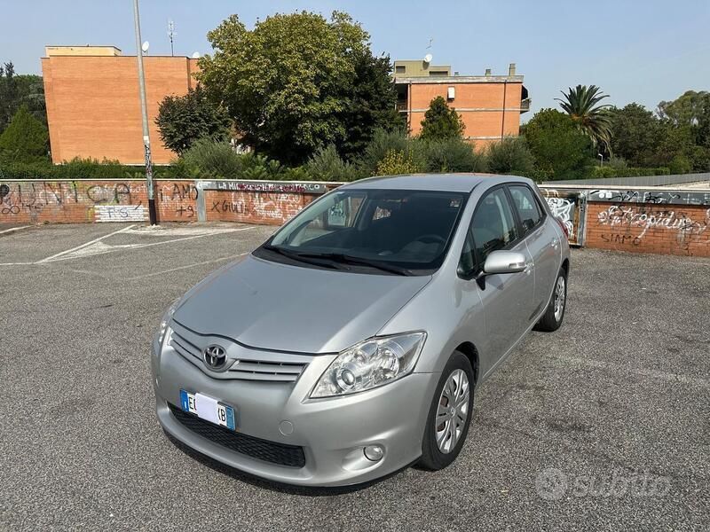 Bianco Usata 2010 Toyota Auris Basis Tre volumi | 8600 € (Molto cara) - Immagine 1/2