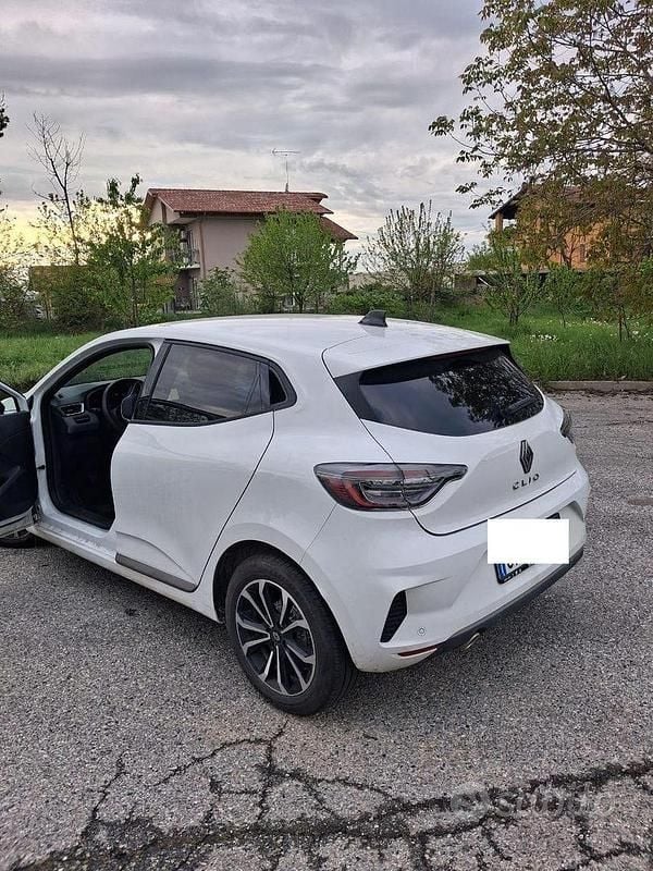 Usado Renault Clio V 116 HP (85 kW) 2025 Branco Sedan