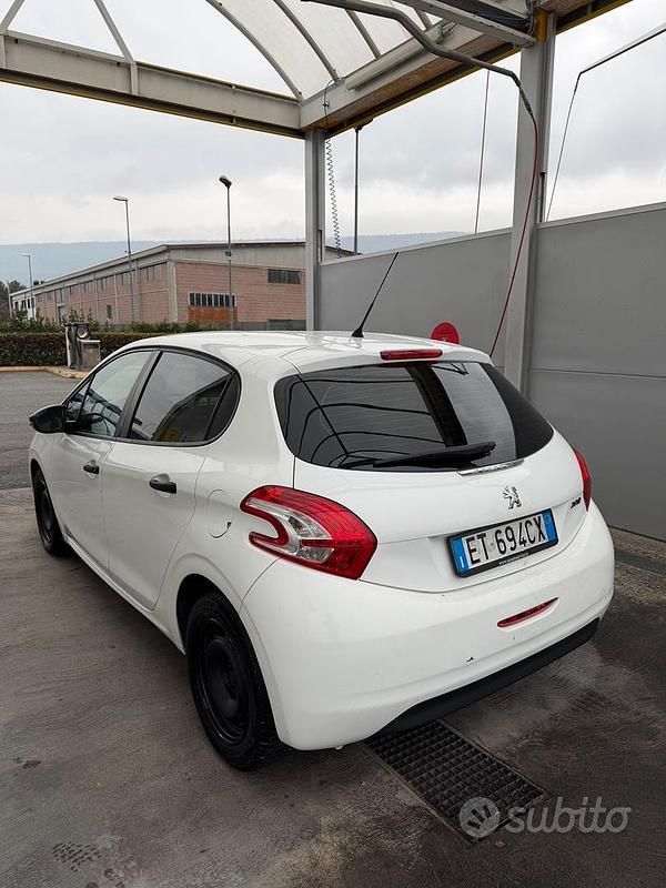 Usata Peugeot 208 68 CV (50 kW) 2013 Bianco Utilitaria