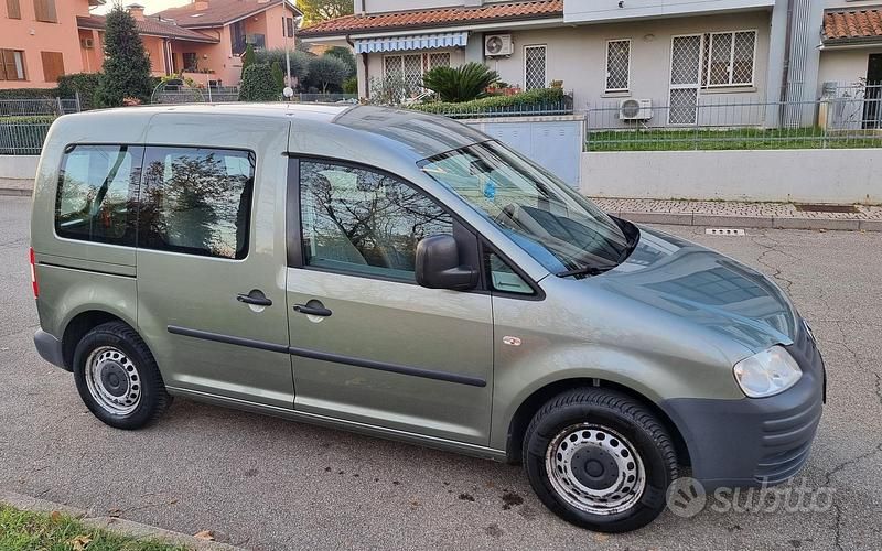 Usata VW Caddy 105 CV (77 kW) 2010 Verde Monovolume