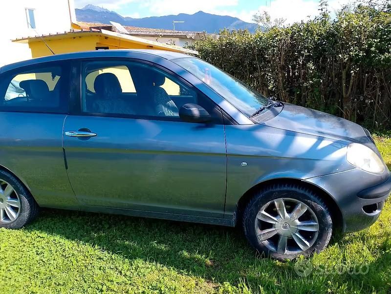 Usata Lancia Ypsilon 70 CV (51 kW) 2004 Grigio Utilitaria