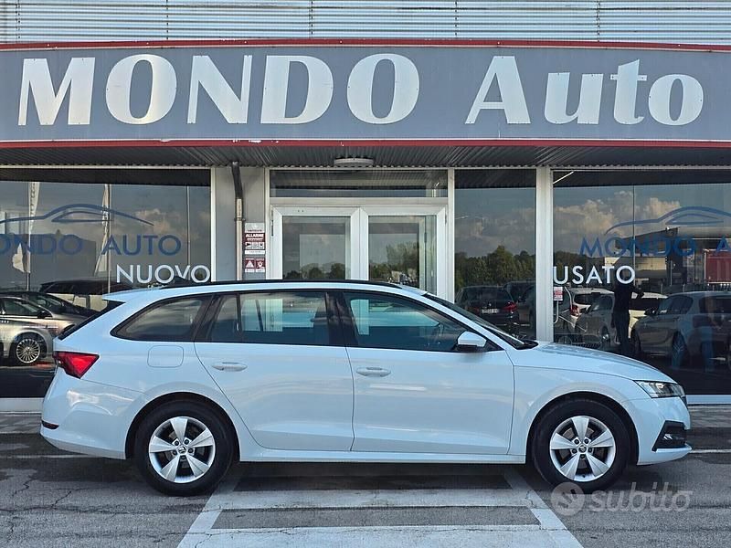 Bianco Usata 2022 Skoda Octavia Executive Station wagon | 15.900 € (Buon prezzo) - Immagine 1/4
