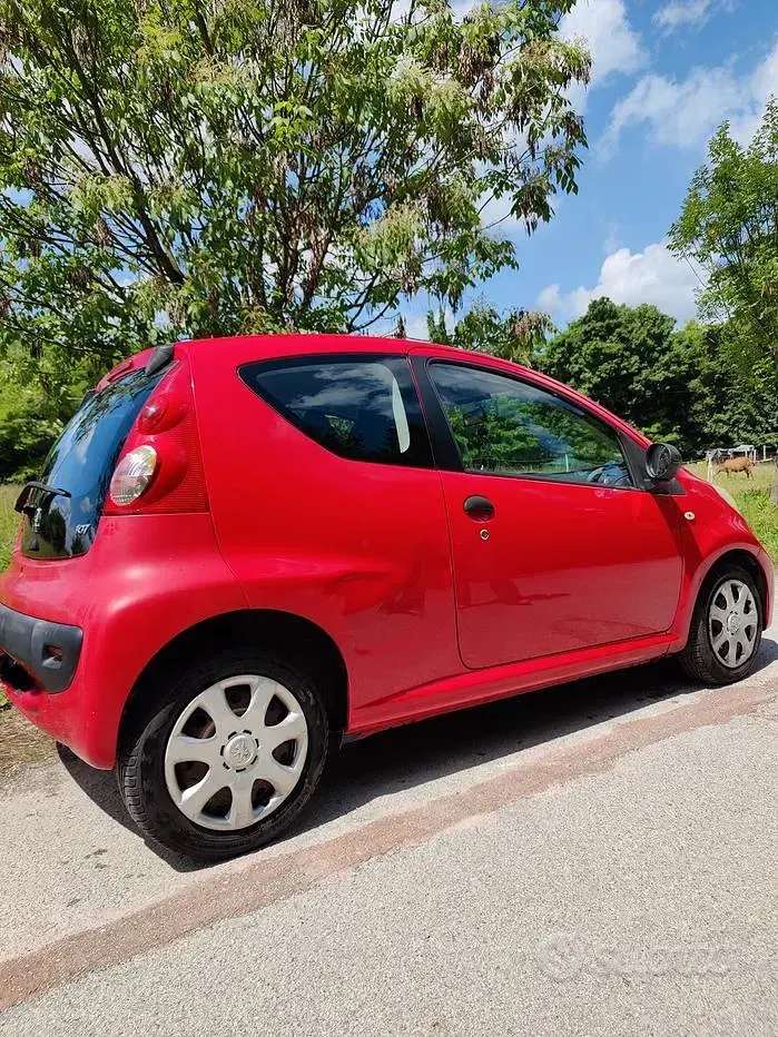 Käytetty Peugeot 107 68 HP (50 kW) 2010 Punainen Viistoperä