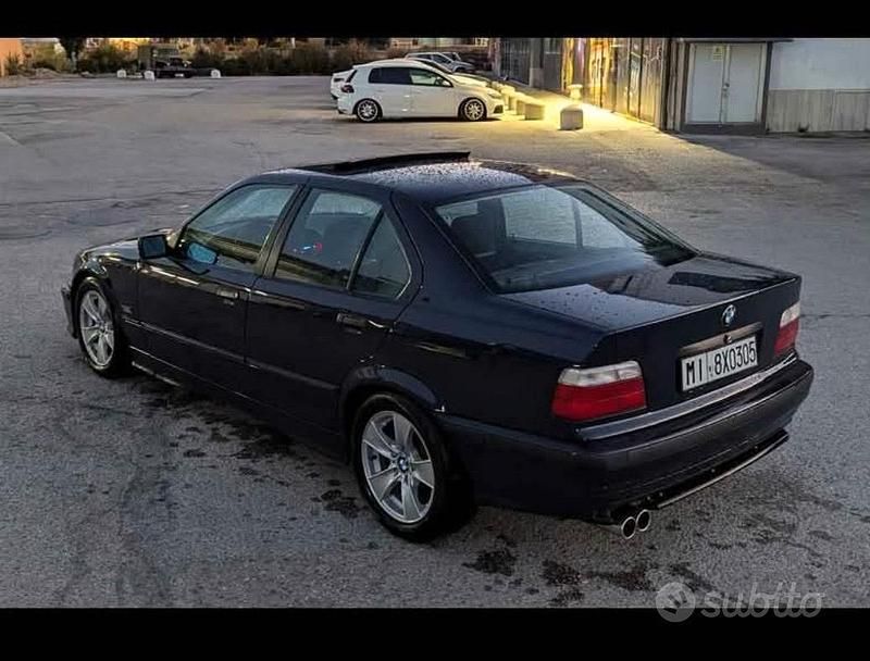Usata BMW 318 116 CV (85 kW) 1991 Blu Berlina