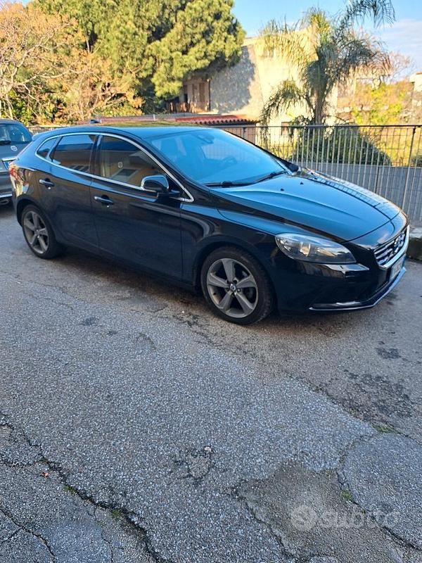 Usata Volvo V40 Momentum 2012 Nero Utilitaria
